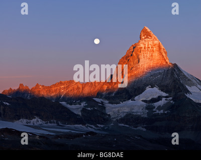 Suisse, Valais, Zermatt, le Gornergrat,lune se couche sur le Mont Cervin à l'aube Banque D'Images