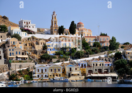 Maisons traditionnelles colorées et l'église à Symi town, l'île de Symi, Grèce Banque D'Images