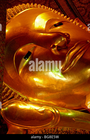 L'image de la Bouddha couché de Wat Pho, Bangkok, Thaïlande Banque D'Images