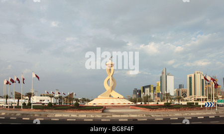 Une vue sur le rond-point de repère Oryx, Doha, Qatar, drapeaux au vent pour la Fête nationale Banque D'Images