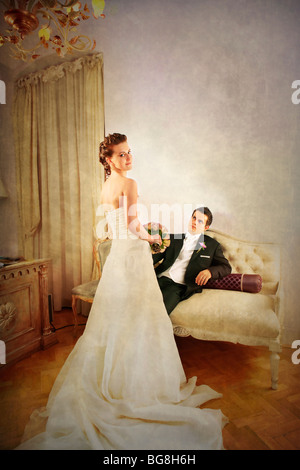 Toute la longueur de mariée et le marié dans le cadre luxueux et avec un look vintage intérieur avec dress visible de l'arrière Banque D'Images