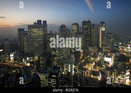 Le JAPON. TOKYO. Vue de nuit du quartier de Shinjuku, grands centres commerciaux et d'affaires de la ville. Île de Hondo (Honshu). Banque D'Images