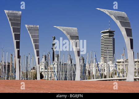 Barcelone. Sculptures représentant les voiles d'un navire. La Catalogne. L'Espagne. Banque D'Images