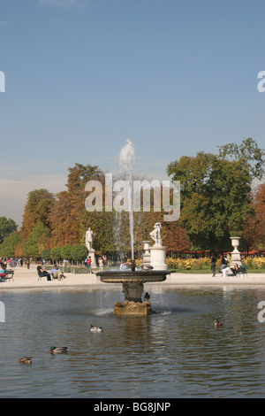 Le jardin de l'Tullerias (Tuileries). Vue sur un petit lac. Paris. Francia. L'Europe. Banque D'Images