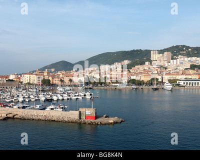Vue sur le port d'Ajaccio, Corse du navire de croisière MSC Melody Banque D'Images