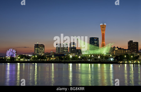 Le JAPON. KOBE. Meriken Park Vue de nuit avec le tour du port et le Musée Maritime (KAWASAKI WORLD). Banque D'Images