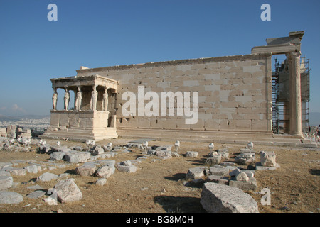 L'art grec Erechtheion. Temple Ionique. A été construit entre 421 - 407 BC. Vue sur le porche de l'Kariatides (cariatides). Athènes. Banque D'Images