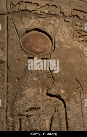 L'Égypte. (1320-1200). Relief représentant Isis. Temple de Louxor. Banque D'Images