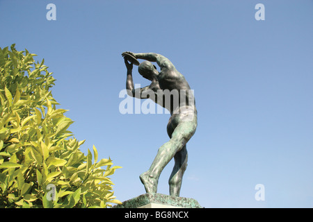 Statue du Discobole, devant le Stade Panathénaïque (Kallimarmaron). Dimitriad K., 1927. Athènes. La Grèce. Banque D'Images