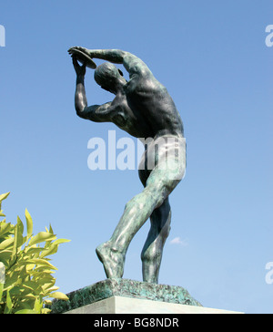 Statue du Discobole, devant le Stade Panathénaïque (Kallimarmaron). Dimitriad K., 1927. Athènes. La Grèce. Banque D'Images