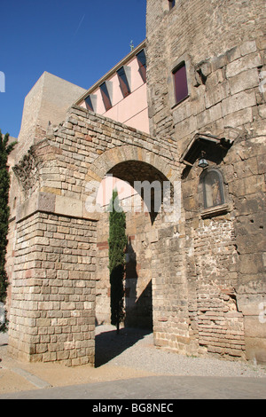 Mur romain et deux arches de l'aqueduc. Barcelone. La Catalogne. L'Espagne. Banque D'Images