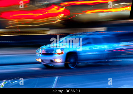 Voiture floue la course de rue la nuit Banque D'Images