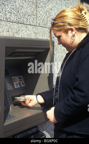 Femme obtenir de l'argent dans un distributeur Banque D'Images