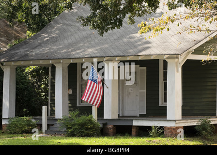 Drapeau américain sur le porche de la maison, Thomasville, Géorgie, USA Banque D'Images