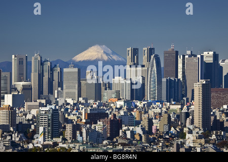 Le Japon. Tokyo. Quartier de Shinjuku Skyline et le Mont Fuji Banque D'Images