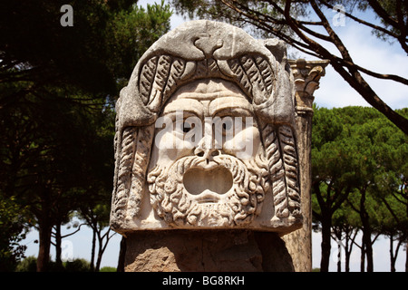 Ostia Antica. Ville portuaire de la Rome antique. Masque de théâtre . L'Italie. L'Europe Banque D'Images