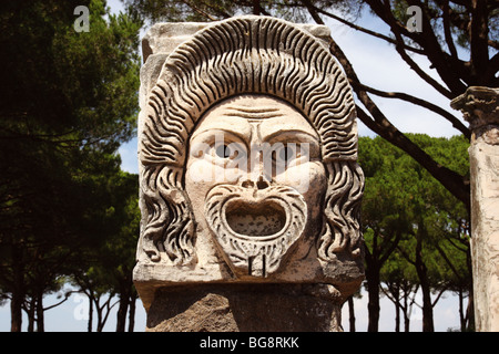 Ostia Antica. Ville portuaire de la Rome antique. Masque de théâtre . L'Italie. L'Europe Banque D'Images