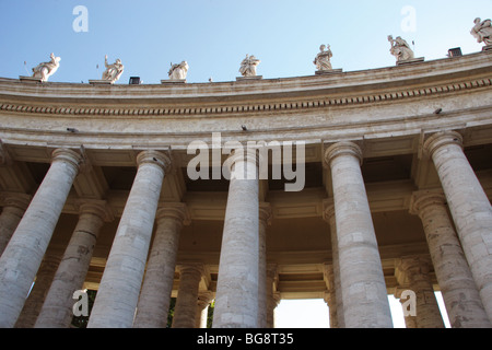 San Peter (San Pietro) du Vatican. Détail de colonnade (1657). Banque D'Images