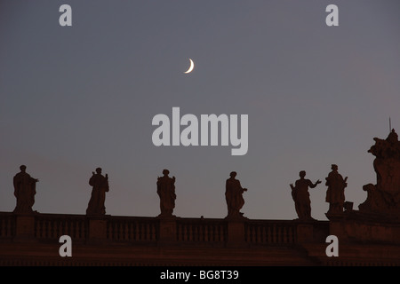 San Peter (San Pietro) du Vatican. Détail de colonnade et de sculptures de différents saints. Vue de nuit. Banque D'Images