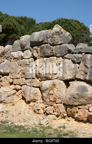 L'art grec Emporium (Ampurias). Colonie grecque fondée par les grecs de foyers. Mur. Construit avec de gros blocs de roches. La Catalogne. L'Espagne. Banque D'Images