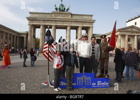Les touristes en provenance de Chine ayant leur photo prise devant la porte de Brandebourg, Berlin, Allemagne Banque D'Images