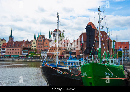 De vieux navires au port de plaisance en face de la grue historique entrée de la vieille ville de Gdansk Gdansk Krantor | Altstadt Banque D'Images