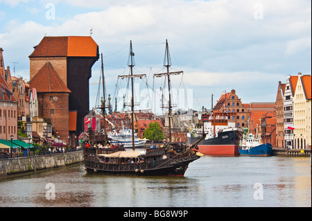 Bateau touristique historique de marina en face de crane gate et musée maritime à l'ancienne ville de Gdansk Gdansk Krantor | Altstadt Banque D'Images