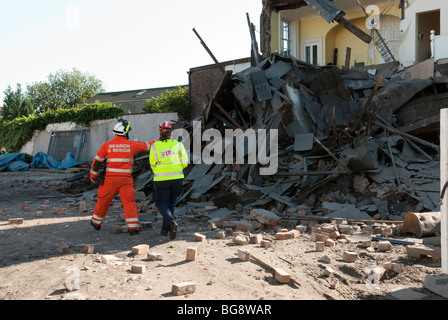 Fire Service de recherche et de sauvetage en milieu urbain de RSMU chercher des gens pris au piège sous la maison qui s'est effondré pendant la rénovation Banque D'Images