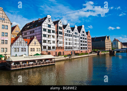 Façades restaurées d'entrepôts le long Moltlawa rivière à vieille ville de Gdansk, Pologne | Danzig Polen Banque D'Images