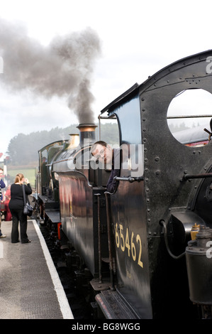 Des trains à vapeur sur North Norfolk line pavot couple ensemble dans la station weybourne Banque D'Images