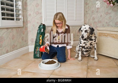 9-10 ans ans fille chien alimentation de sac de nourriture MR © Myrleen Pearson. ......Ferguson Cate Banque D'Images