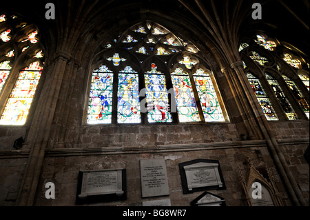 L'un des vitraux à l'intérieur de la cathédrale d'Exeter Banque D'Images