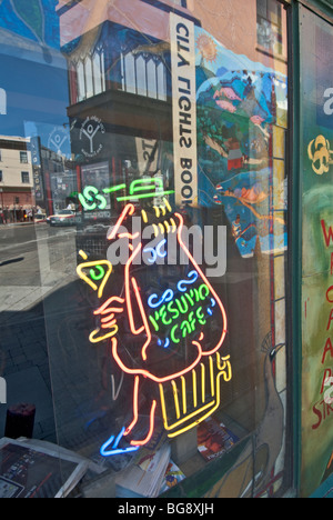La Californie San Francisco North Beach, le quartier Café Vesuvio en néon reflet de City Lights Bookstore Banque D'Images