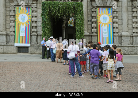 Les enfants de l'école primaire les enseignants et les parents en dehors de la file d'exposition écologique à Milan Italie Banque D'Images