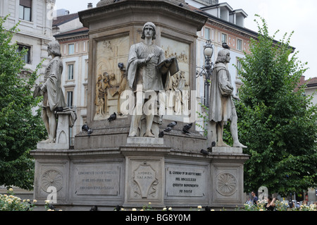 Base de statue commémorant Leonard de Vinci dans la Piazza dell Scala de Milan Italie Banque D'Images