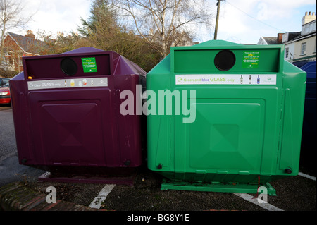 Deux couleurs différentes en verre bacs de recyclage de verre Banque D'Images