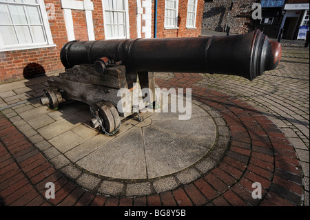 Cannon à l'extérieur de la Maison des Douanes sur Exeter Quay Banque D'Images