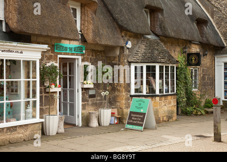 Devantures traditionnel le long de la rue principale de la ville de Cotswold, Broadway Worcestershire, Royaume-Uni Banque D'Images