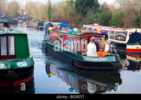 Décorées sur des bateaux du Canal Canal de Bridgewater pour Dickens, Jour, Lymm, Cheshire, Royaume-Uni Banque D'Images