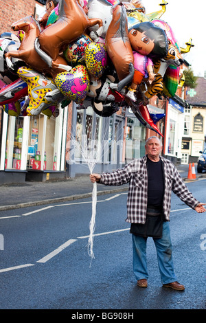 Vendeur de ballons dans la rue pour l'Jour de Dickens, Lymm, Cheshire, Royaume-Uni Banque D'Images