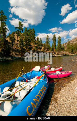 New York, Frank Church Désert, Middle Fork Salmon River, radeaux on riverbank Banque D'Images