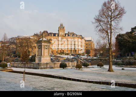 Jardins de Bournemouth, l'hôtel de ville et monument aux morts en hiver neige Banque D'Images