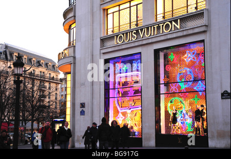 Paris, France, Personnes Shopping, French luxury boutique de mode, Louis Vuitton, Détail, Store Fenêtre, Avenue des Champs Elysées Banque D'Images