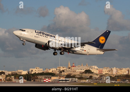 Lufthansa Boeing 737-500 pouvant accueillir un avion court-courrier au décollage à Malte Banque D'Images