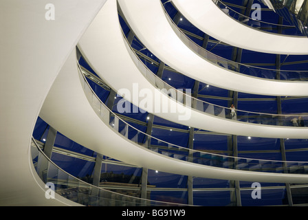 Berlin. L'Allemagne. La coupole du Reichstag à l'intérieur de la nuit, par l'architecte Sir Norman Foster. Banque D'Images