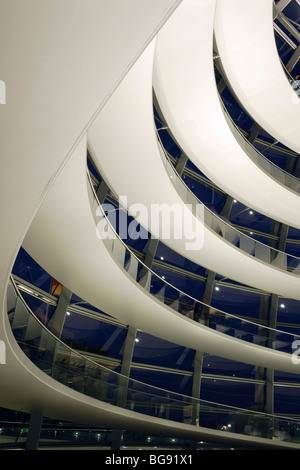 Berlin. L'Allemagne. La coupole du Reichstag à l'intérieur de la nuit, par l'architecte Sir Norman Foster. Banque D'Images