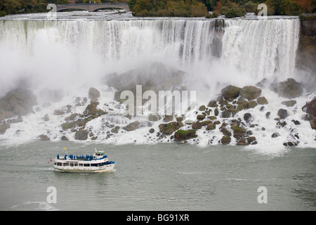 Maid of the Mist ci-dessous le talus de l'American falls.. Confiture emballée avec blue raincoat touristes vêtus du fameux voile Banque D'Images