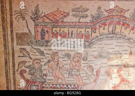 La pêche, près de la Villa. Les pêcheurs avec des ailes chasser le poisson volant près de la villa. Détail de l'étage en céramique Banque D'Images