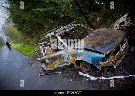 Burnt Out Vauxhall Astra. Voiture volée brûlé par joyriders Banque D'Images