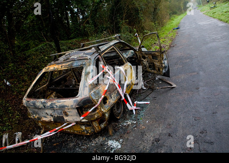 Burnt Out Vauxhall Astra. Voiture volée brûlé par joyriders Banque D'Images